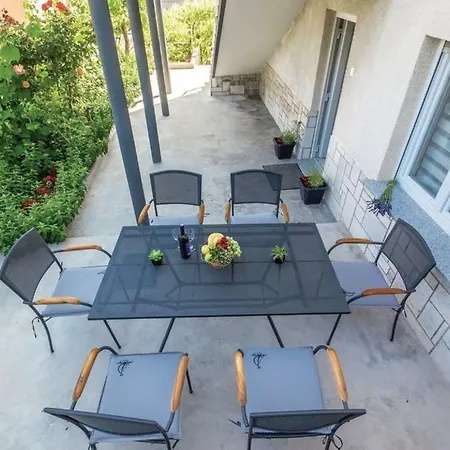 Laura Apartment *